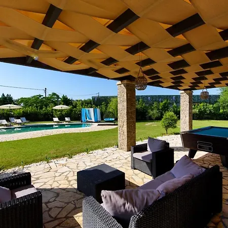 Villa Stunning Detached In Great Location